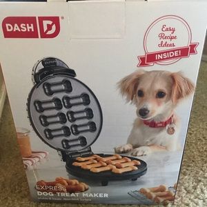 DOGGIE TREAT MAKER WITH RECIPE BOOK